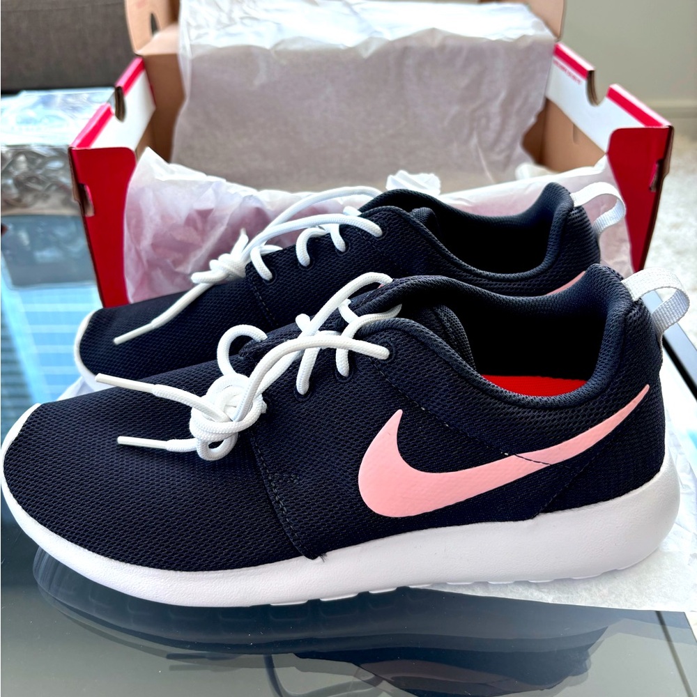 NWT Pink and Black Womens Nike Running Tennis Shoes 8